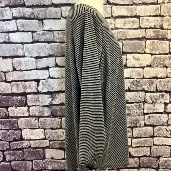 I.N. Studio Black & Gray Long Sleeve Striped Asymmetrical Blouse Size 1X - Picture 9 of 10